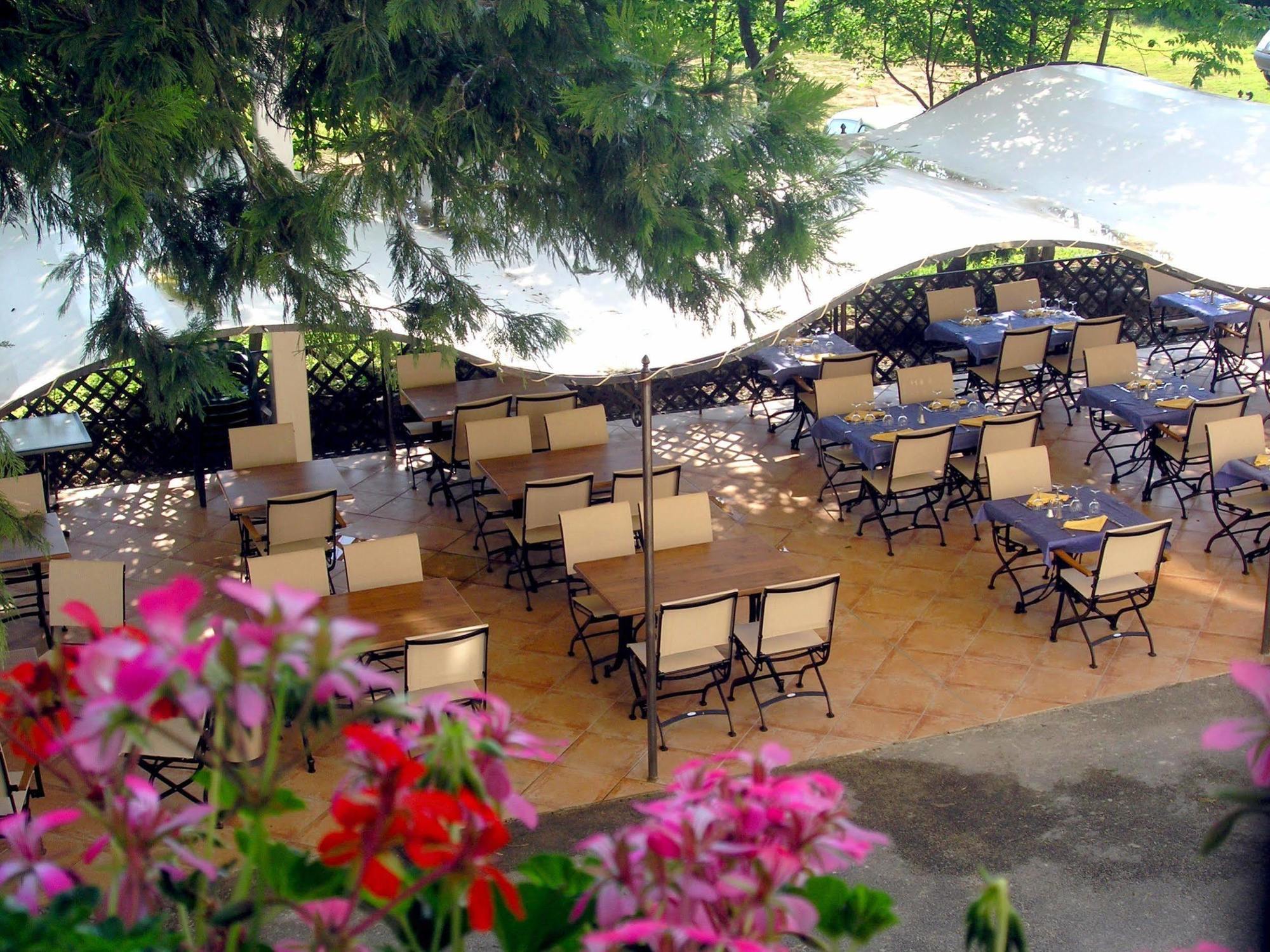 Logis Hotel Restaurant Les Cedres Жуайёз Экстерьер фото